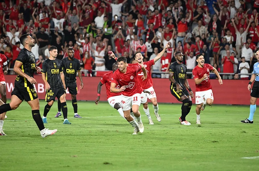 Hapoel Tel Aviv celebrates against Beitar Jerusalem