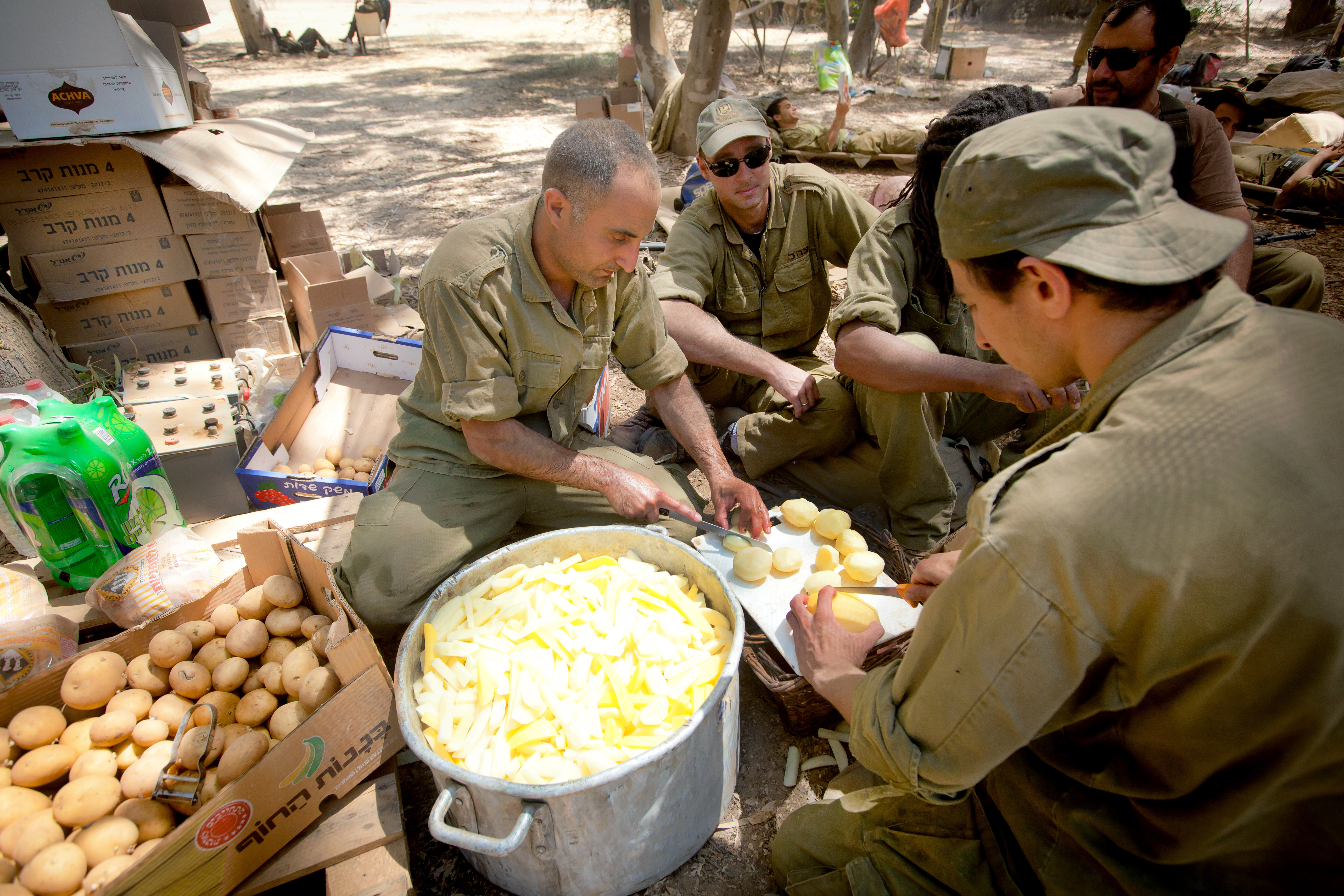 IDF eating food on base