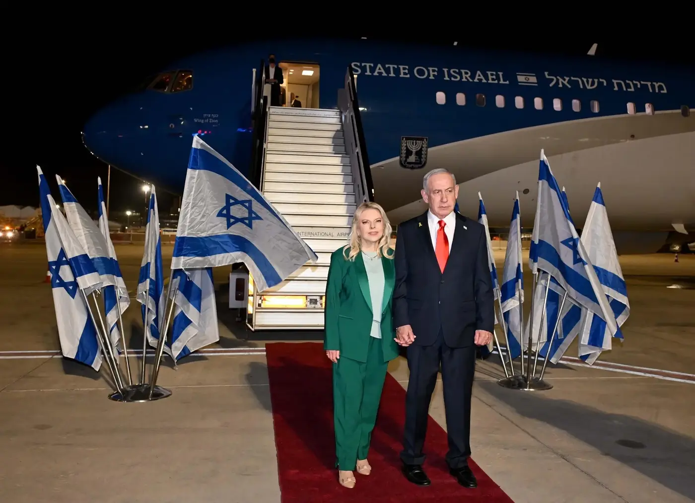 Netanyahu and his wife Sara landing in New York