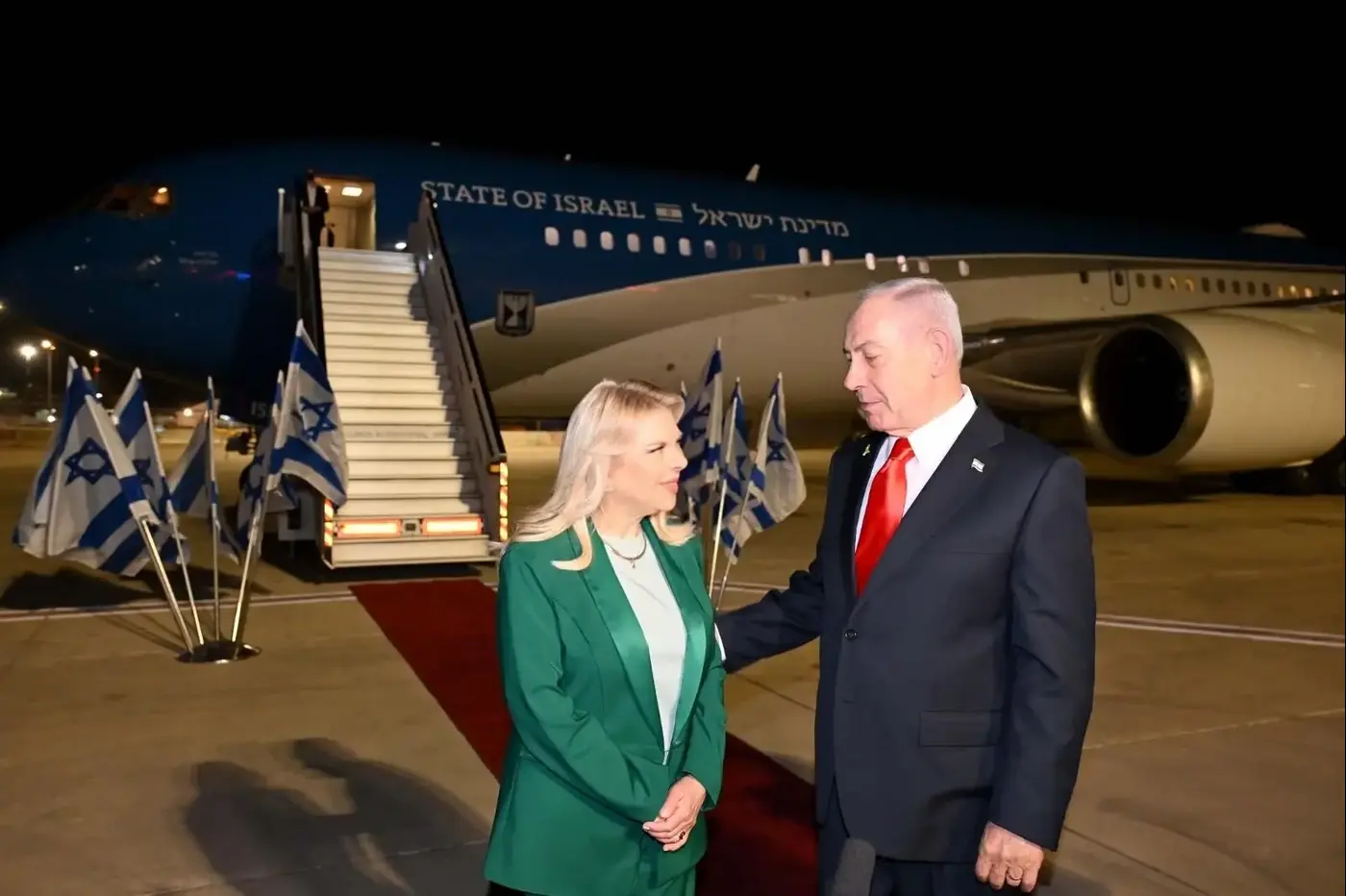 Netanyahu and his wife Sara landing in New York