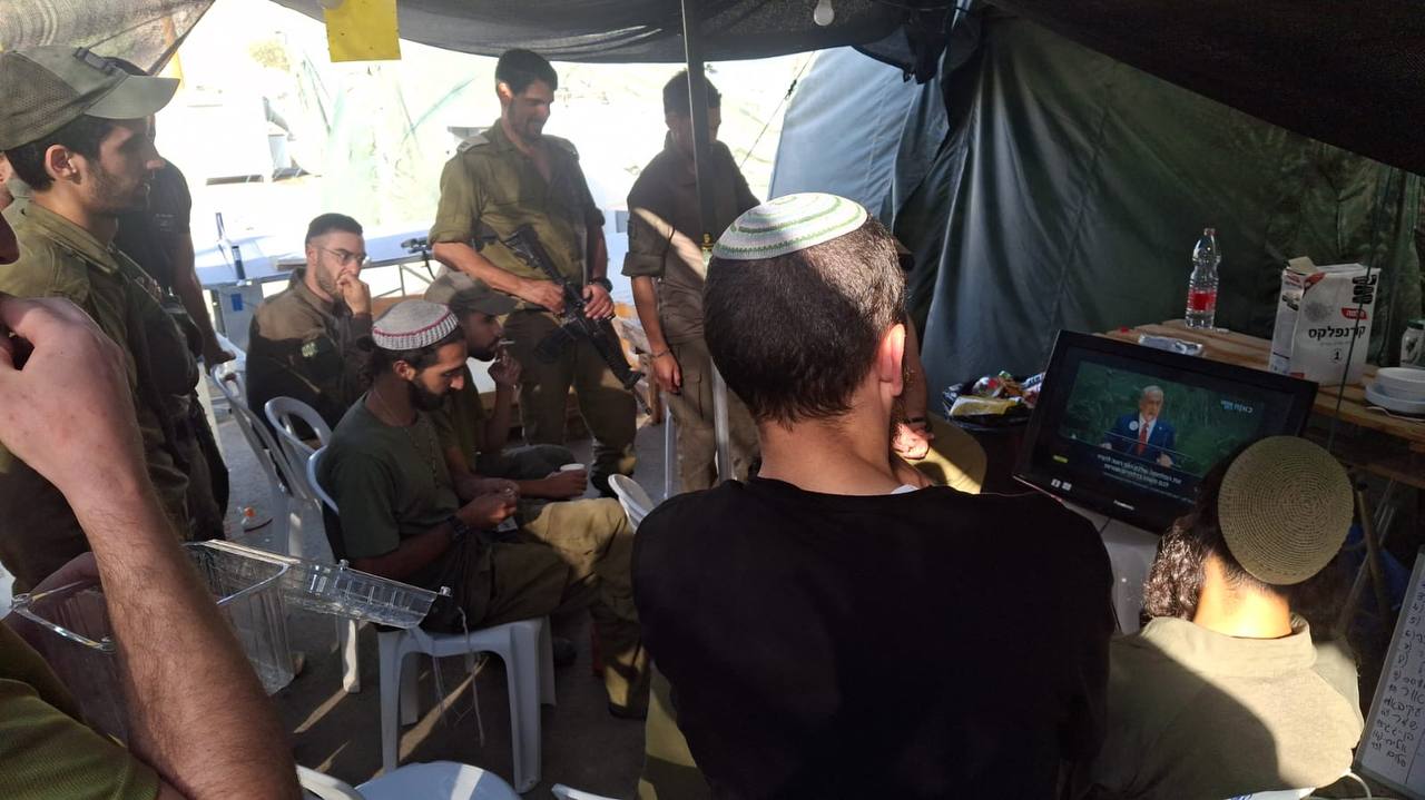 IDF soldiers watch Netanyahu's speech in Gaza
