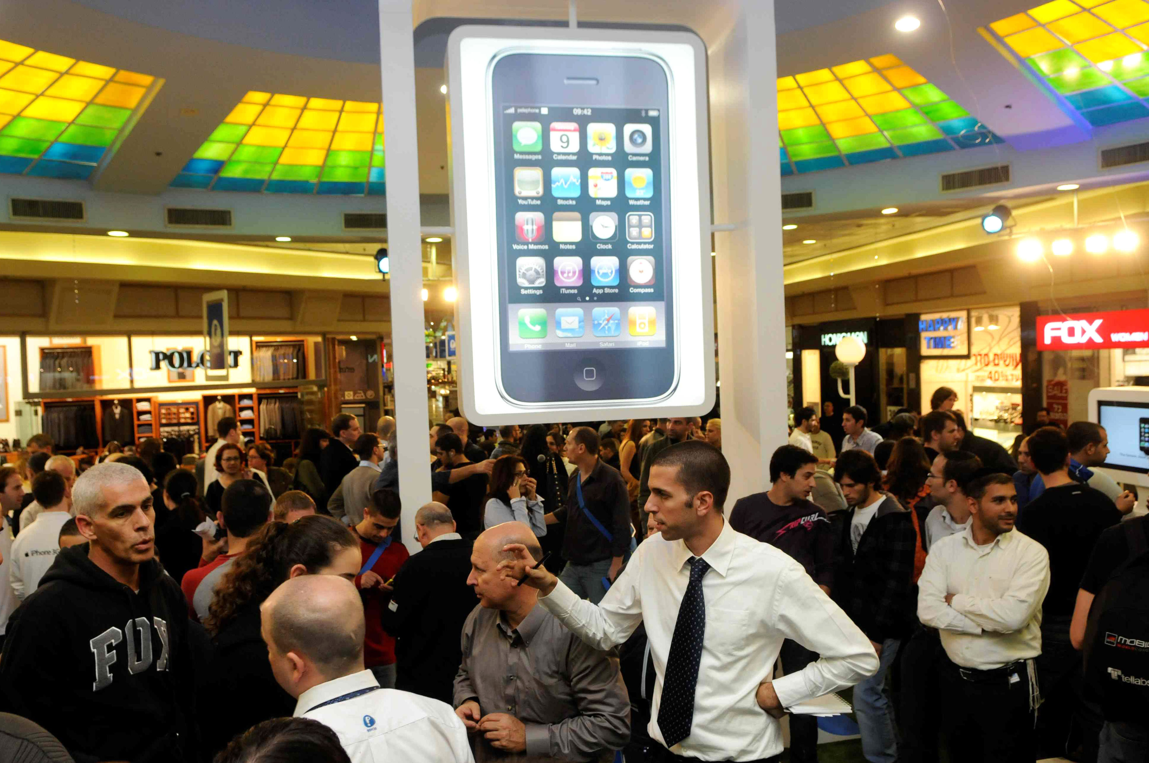Israeli people wait to purchase the new iPhone 3G at an Apple store in Tel Aviv on December 9, 2009.