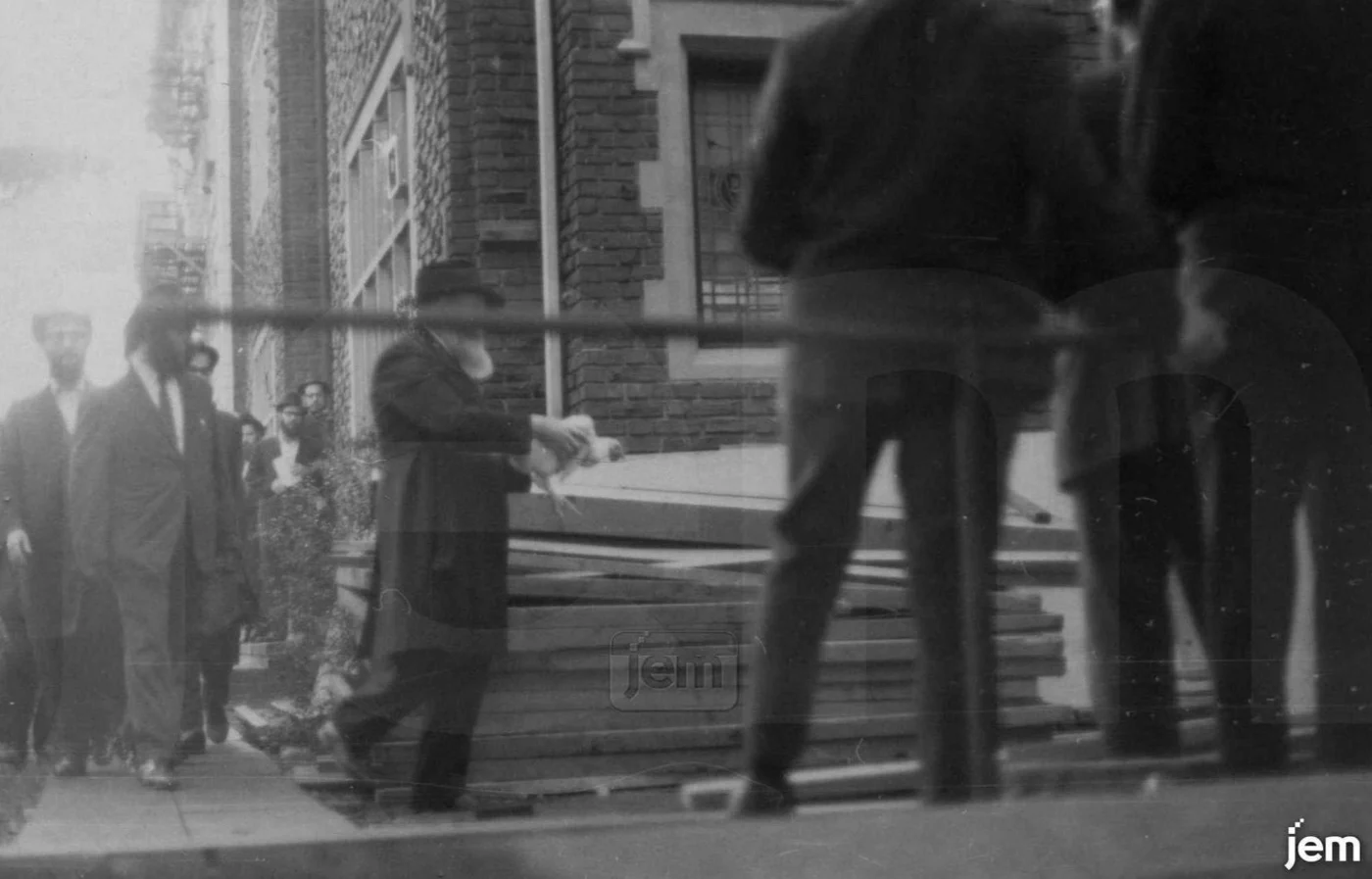 The Rebbe ztzl, performing kapporas