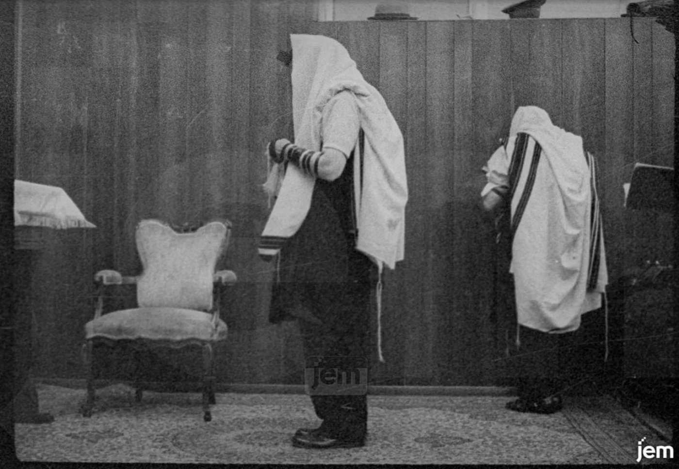 Davvening Shachris in 770, before the renocvation