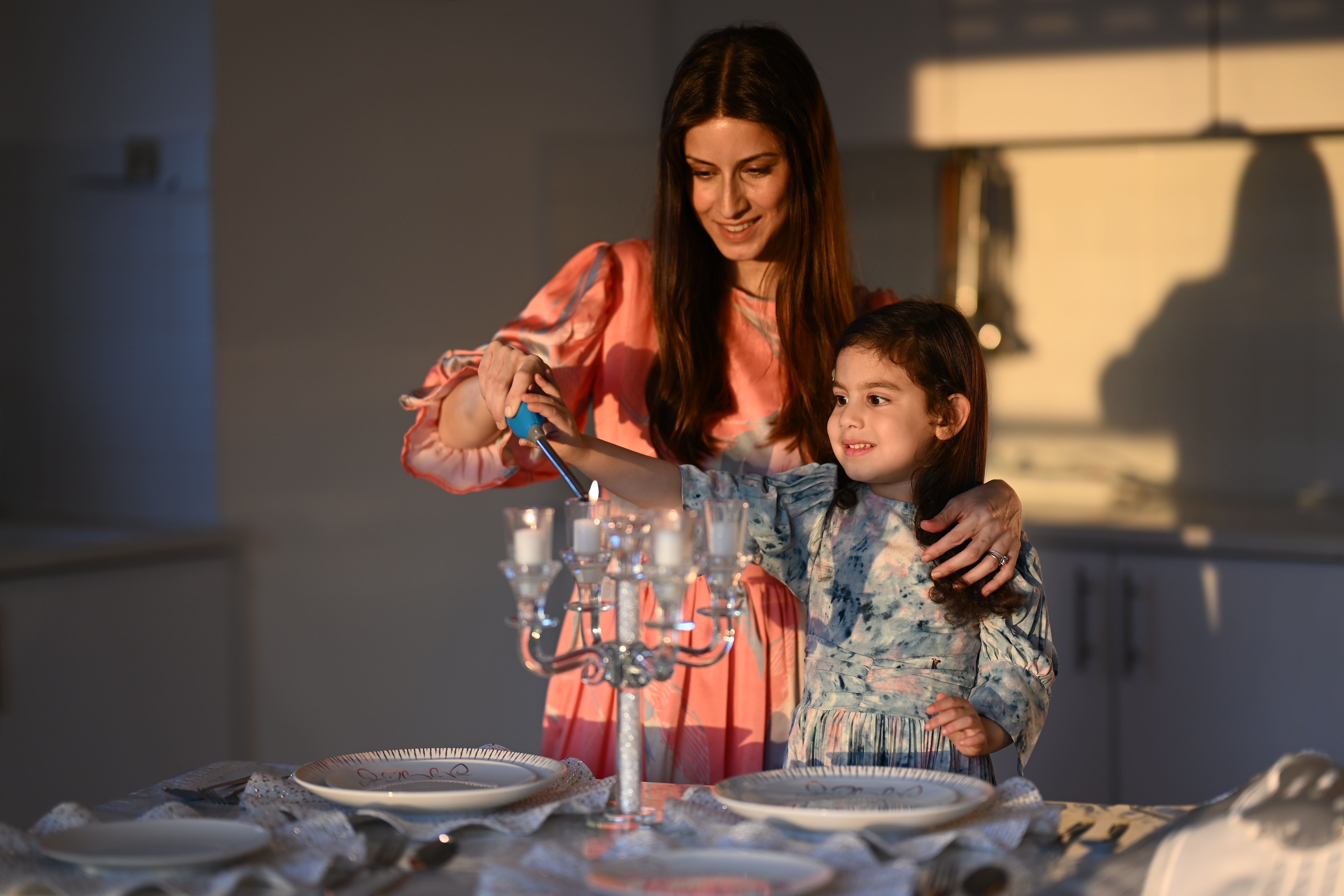 Lighting Shabbos candles