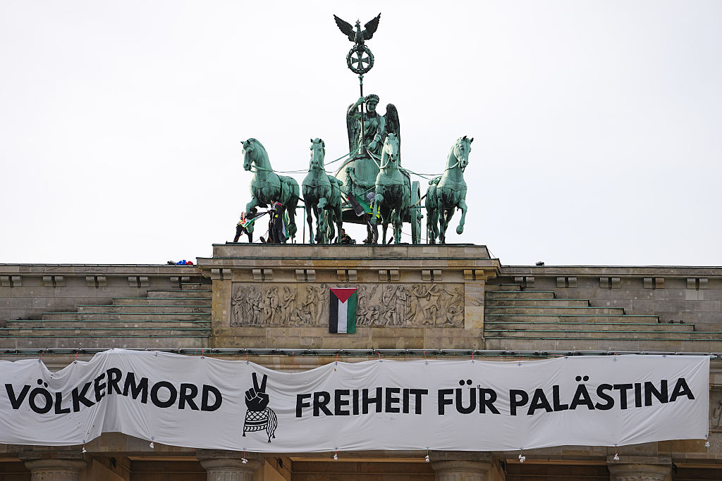 Pro-Hamas climbers on Berlin’s Brandenburg Gate 