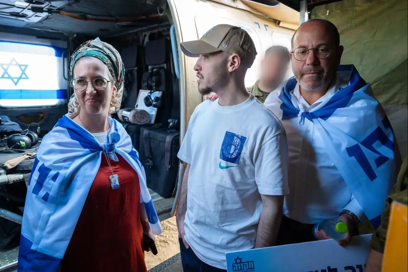 Former hostage Eitan Mor reunited with his parents