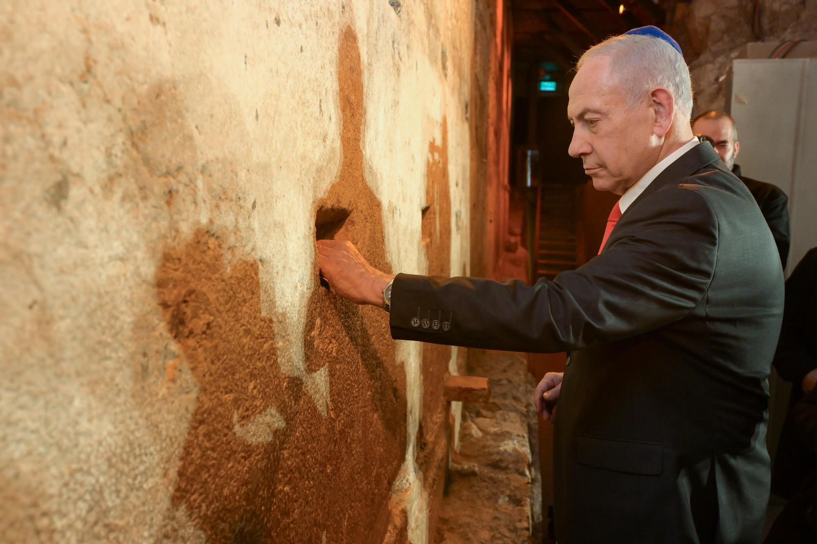 Netanyahu places note in the Western Wall