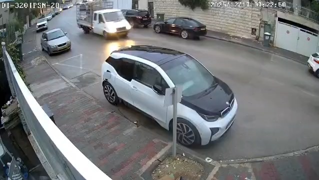  Brazen Theft in Beit Shemesh: Menorah Stolen by “Alte Zachen” Collectors | WATCH