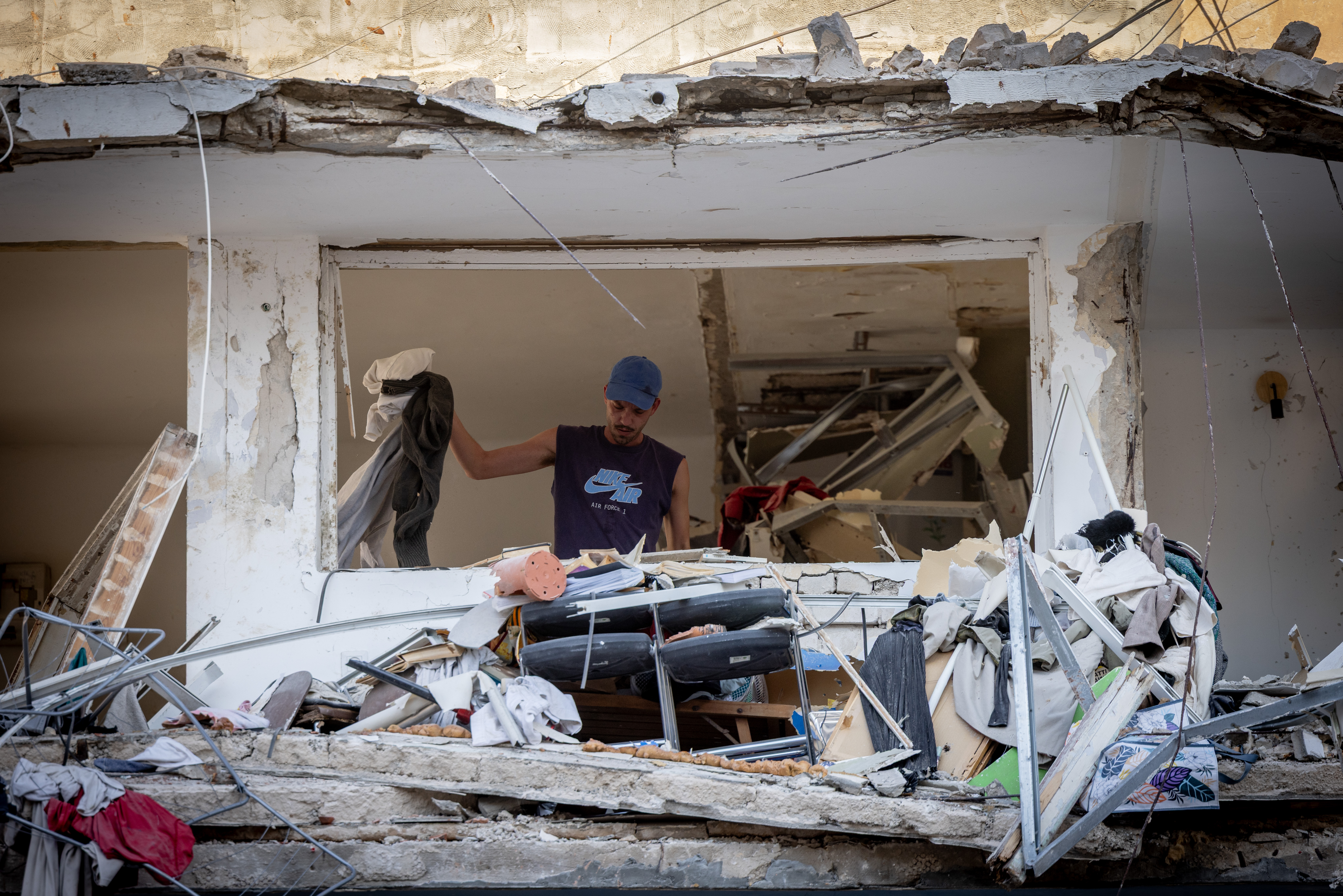 Ballsitic missile causes damage to Tel Aviv apartment, June 2025
