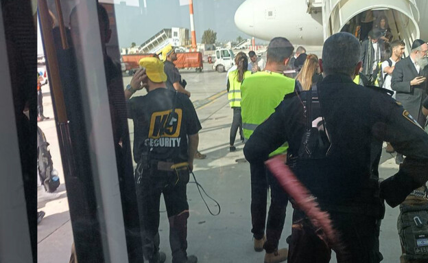 Security officers at Ben Gurion Airport surrounding the flight