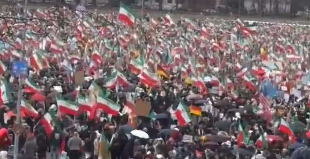 Reza Pahlavi addresses crowds in Germany