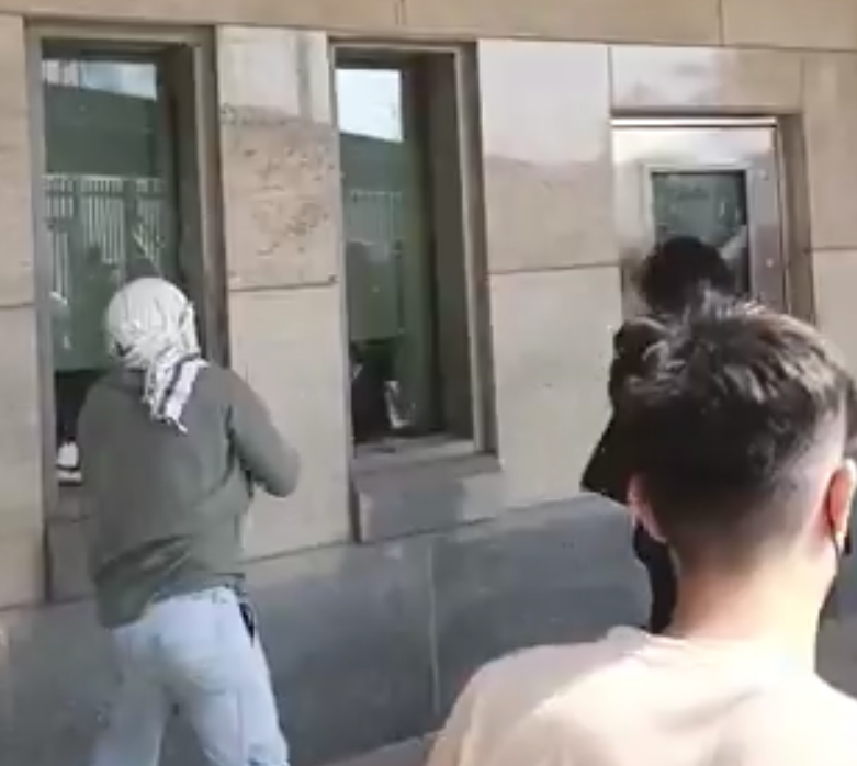 Violent Protests Erupt at US Consulate in Karachi