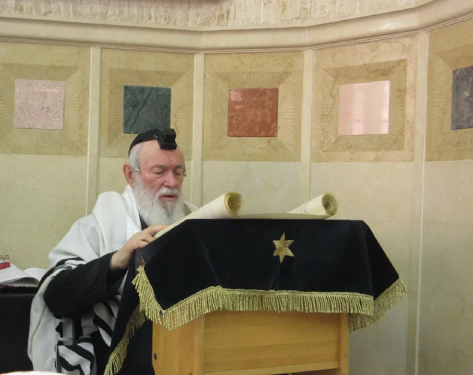 Rabbi Zilberstein reads the megillah