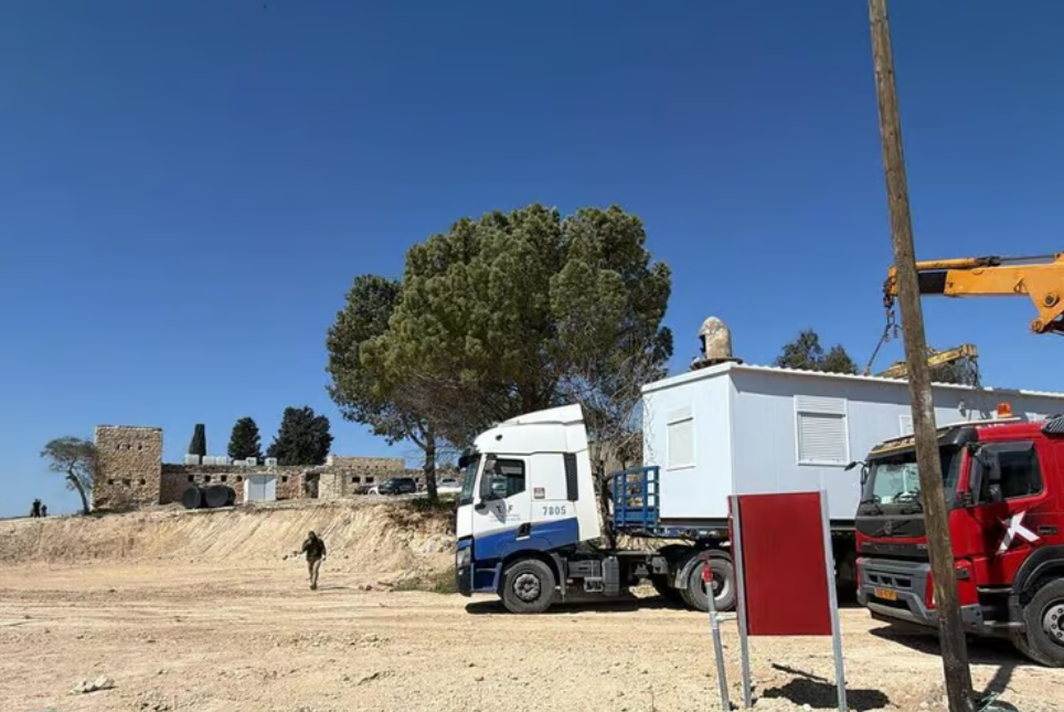 A caravan arriving in Sa-Nur.