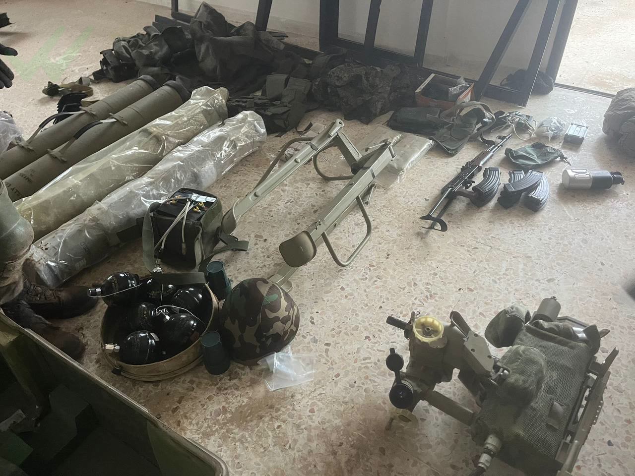 Givati's Shaked fighters disover hezbollah weapons cache