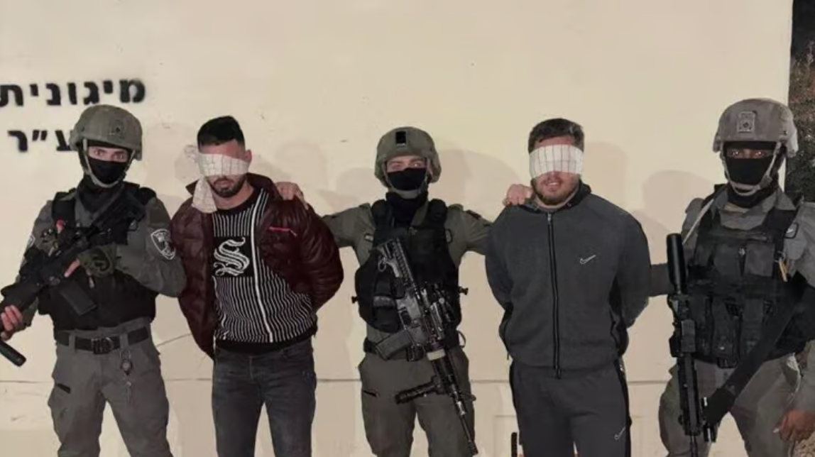 Magav officers with the arrested terrorists.