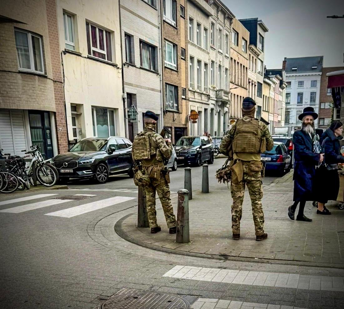 Belgian soldiers protecting the Jewish community.