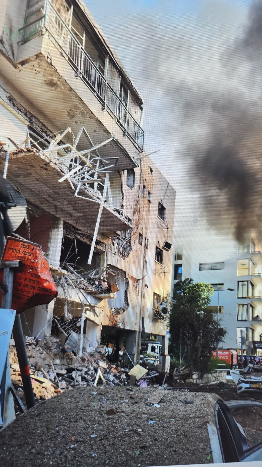 Iranian ballistic missile hits Tel Aviv building