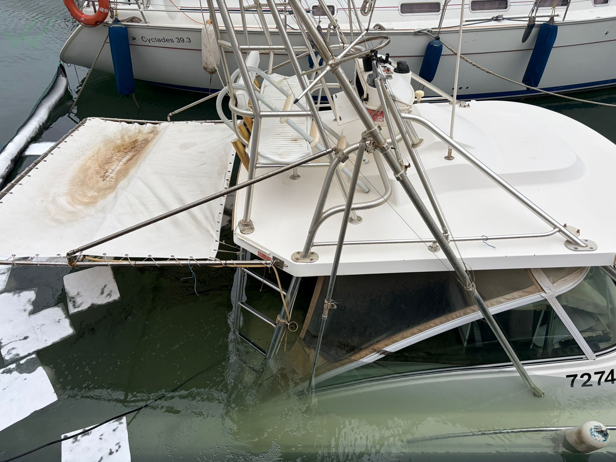 Boat sinks in herzliya marina