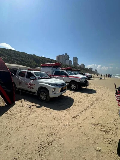 Rescue forces on the beach