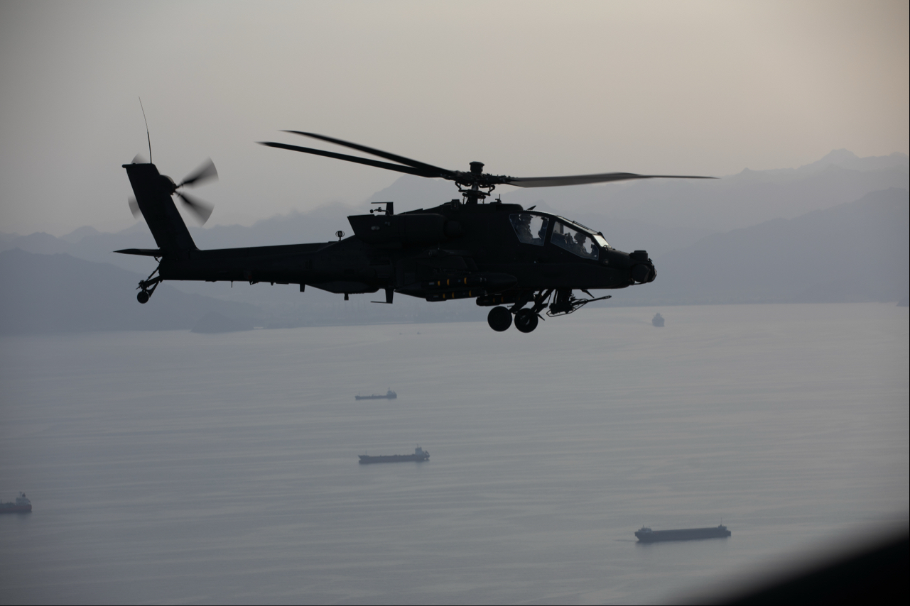 US Apache flies over Strait of Hormuz, Aopril 17, 2026