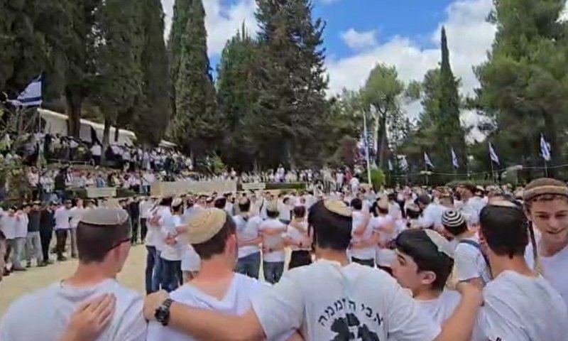 Singing at Mt Herzl on Memorial Day