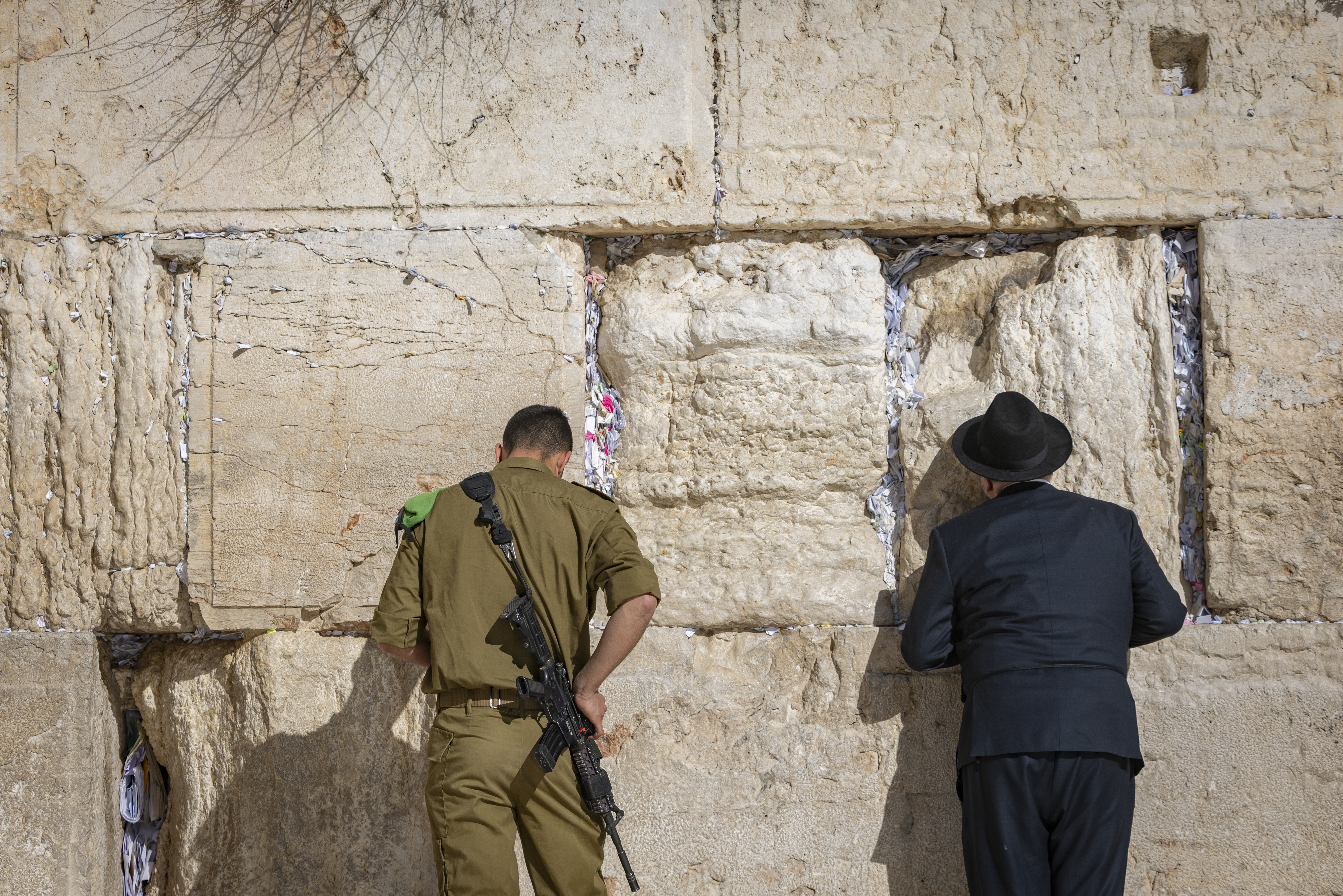 Soldier, Haredi man davening at the Kosel
