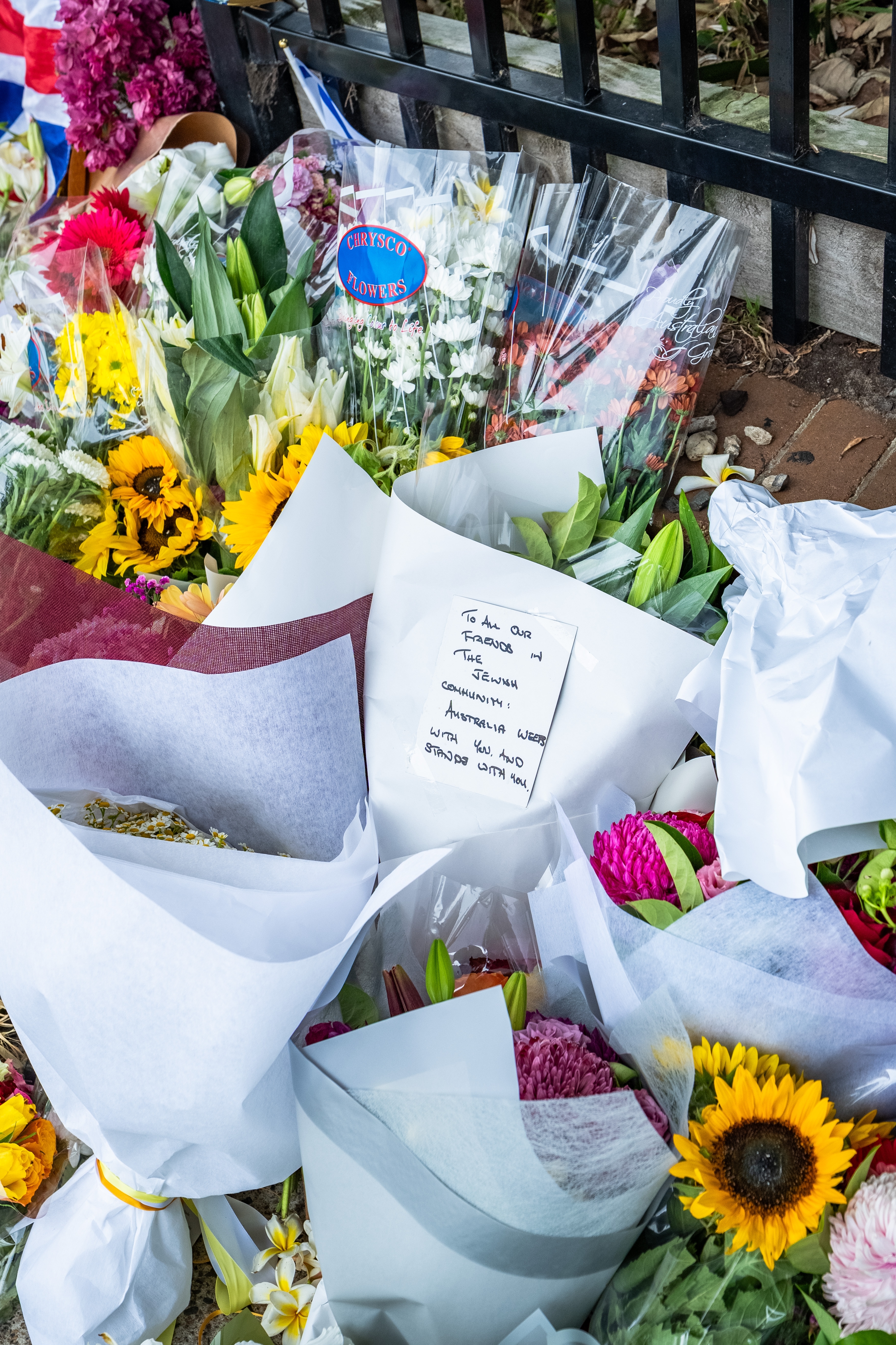 North Bondi Pays Tribute: Community Memorial on the Beach, December 15, 2025