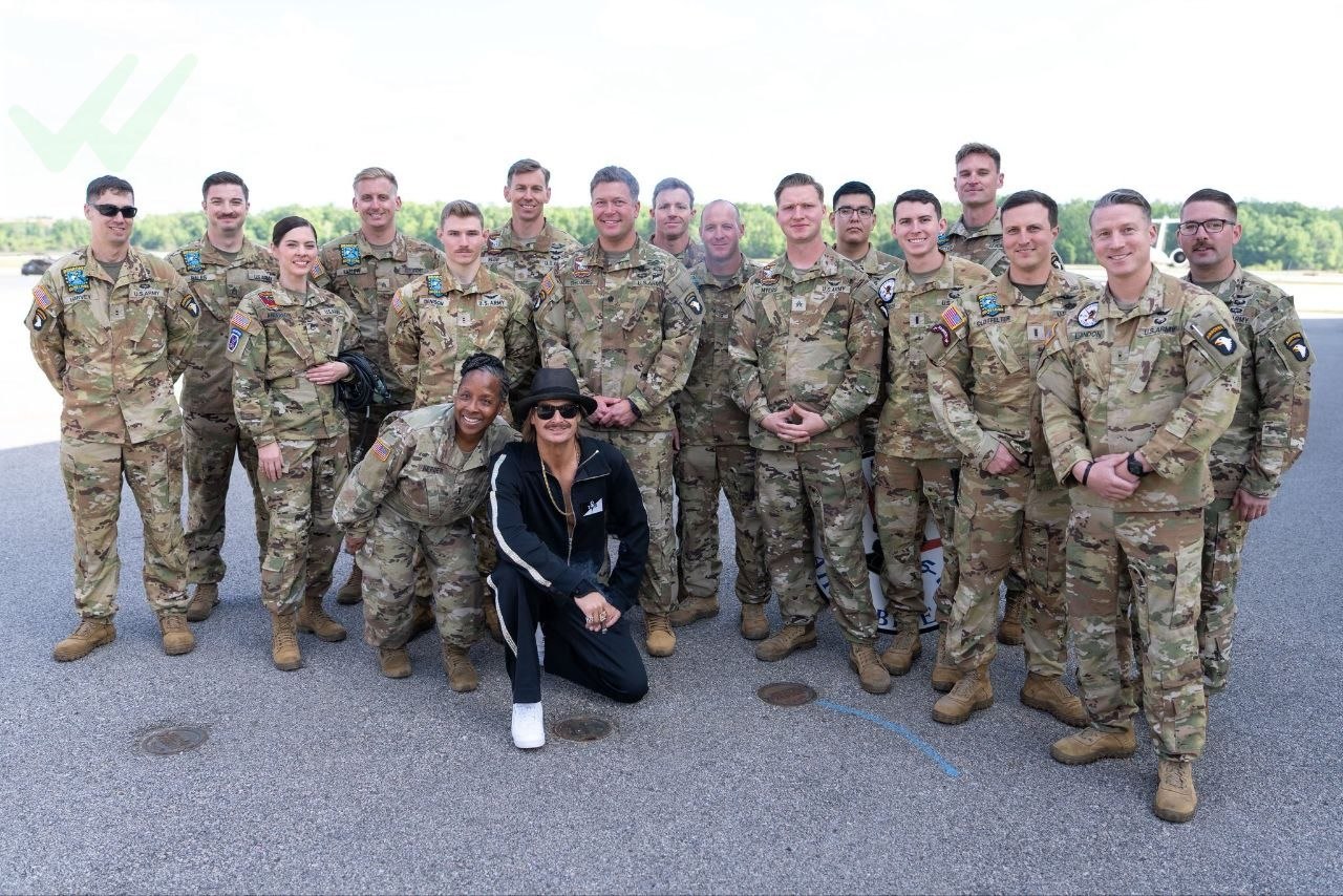 Kid Rock with US soldiers