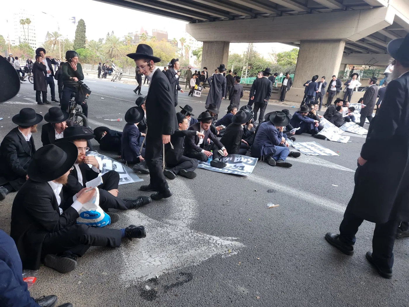 Haredim block Route 4