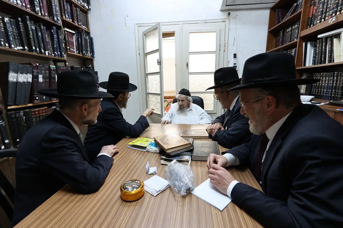 Haredi MKs meet with Rav Lando