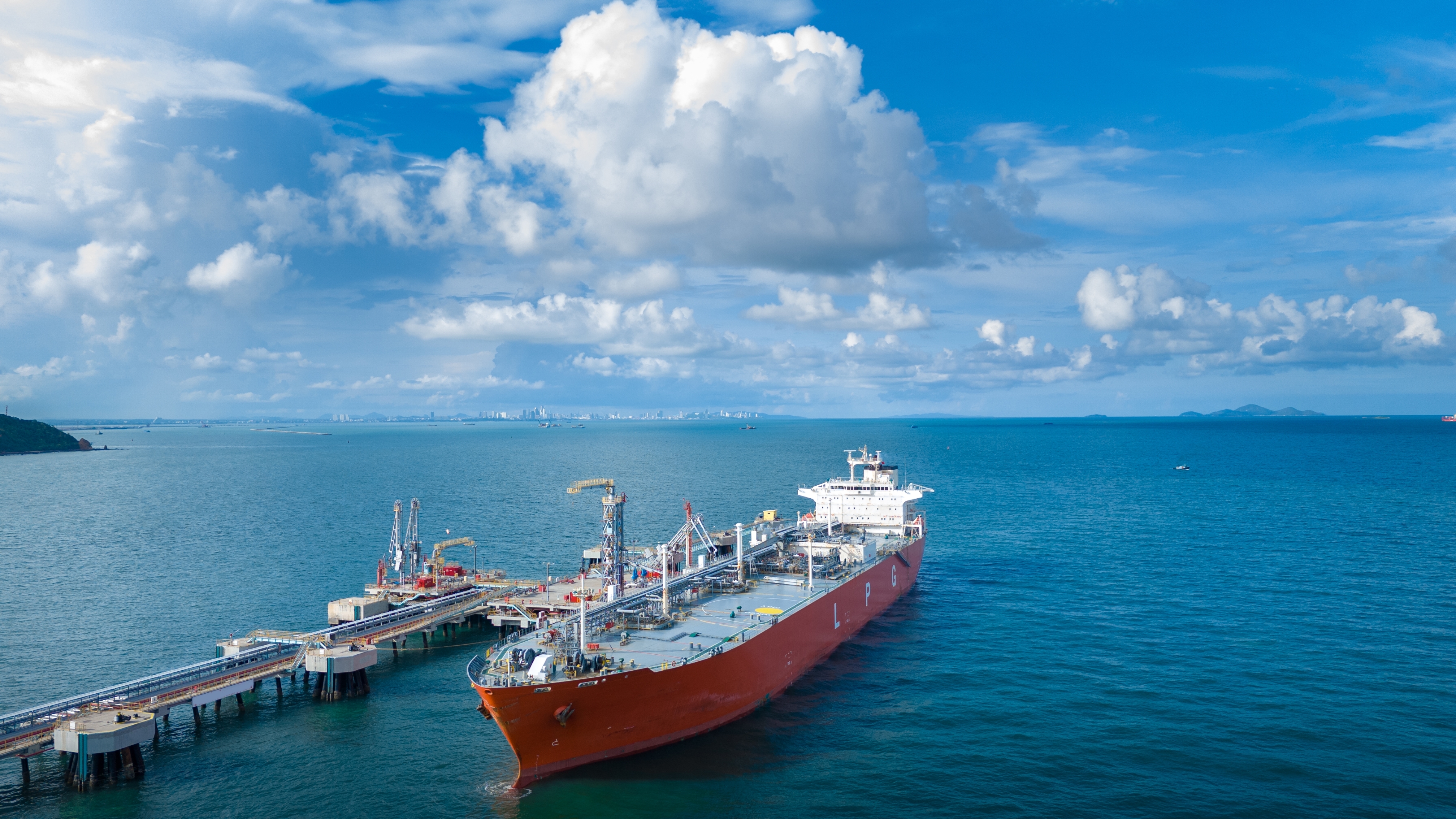 Oil tanker