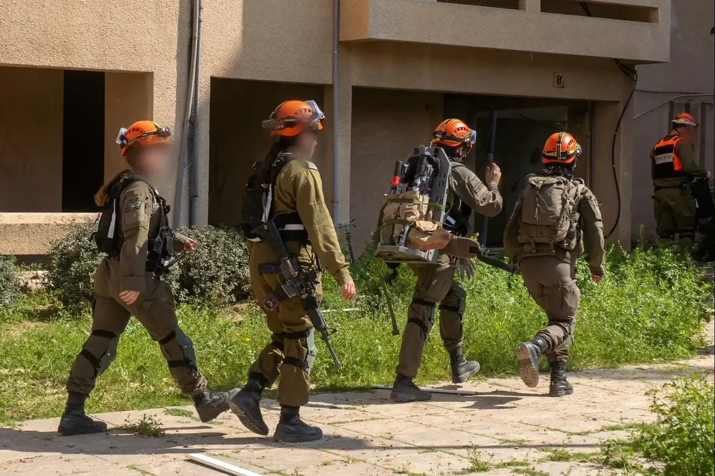 Female IDF soldiers during war