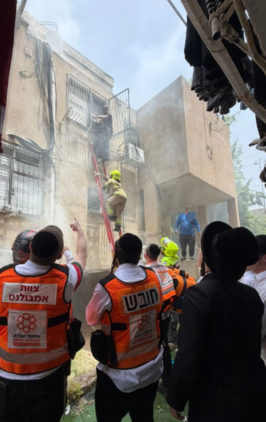 Fire Envelops Spinka Rebbe's Building in Bnei Brak