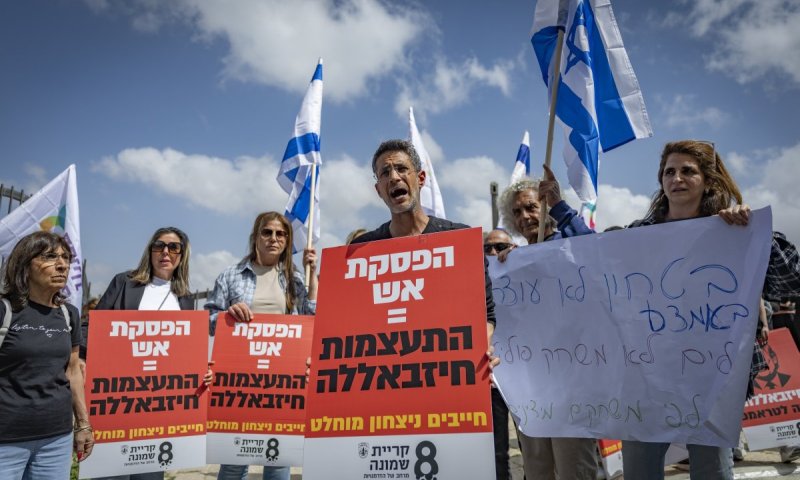 Israelis protest the fake ceasefire with Lebanon