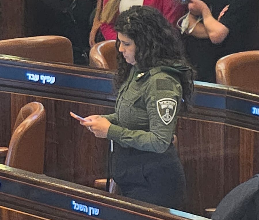 Deputy Minister MK Sharren Haskel in uniform in the Knesset plenum.