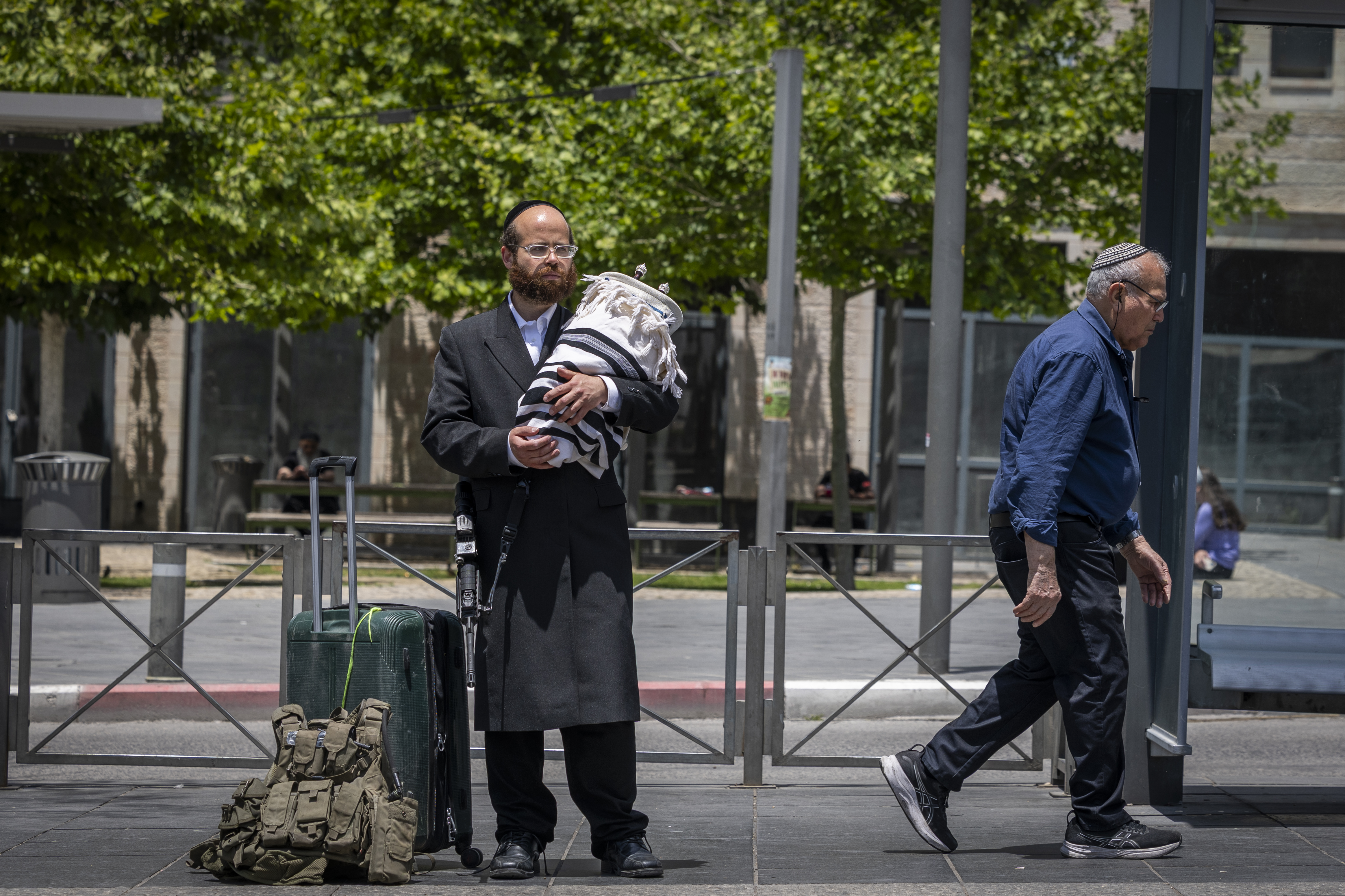 IDF Gur Hasid heads back to Lebanon fighting holding a Sefer Torah