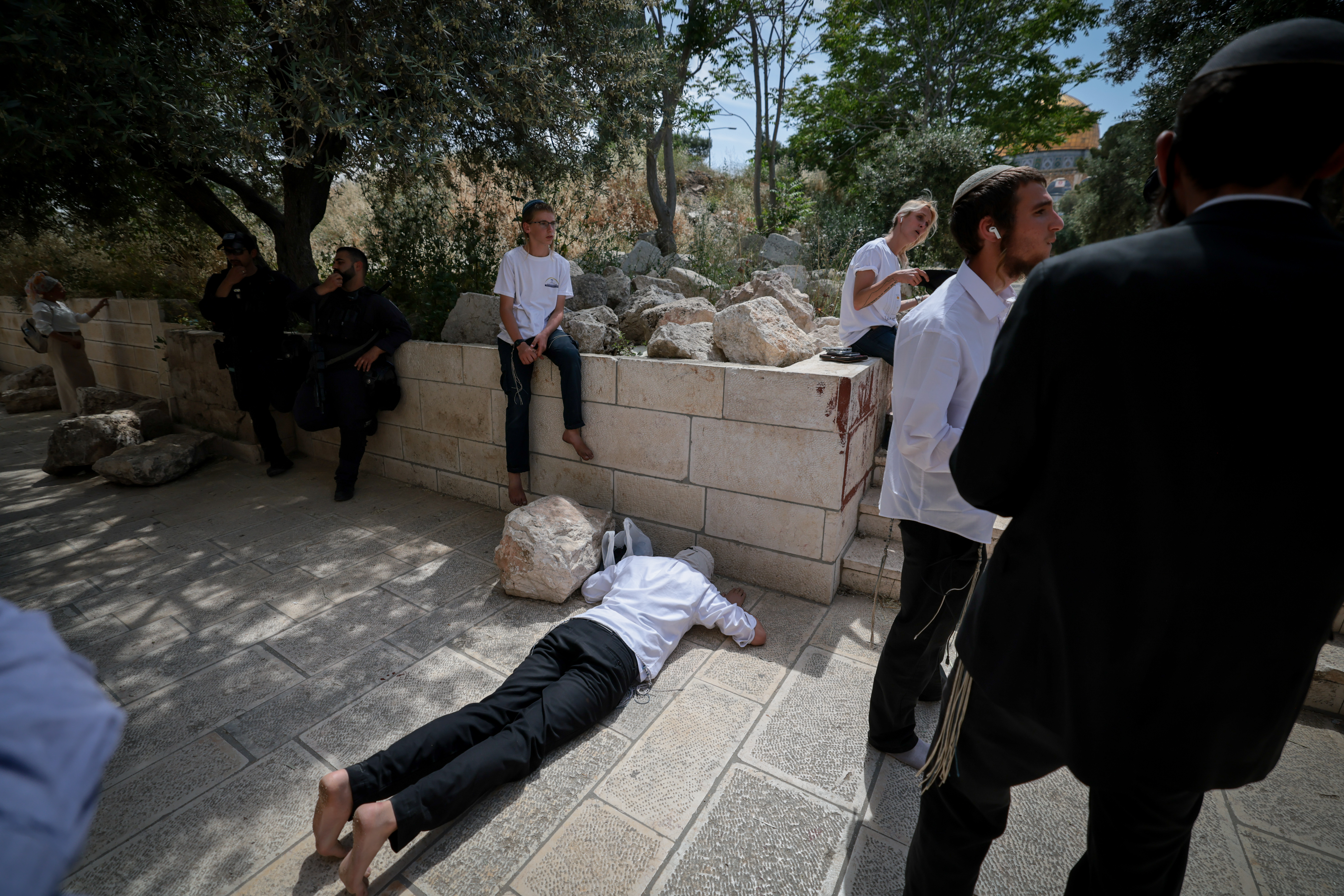 national religious Jews pray at the Temple Mount