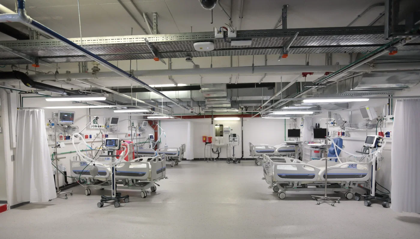 A garage hospital. Illustration.