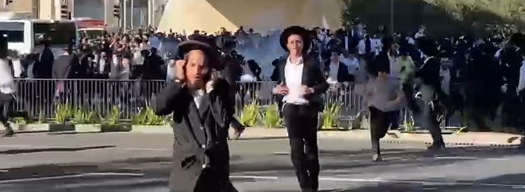 Israel Police save IDF soldier from anti-draft protest