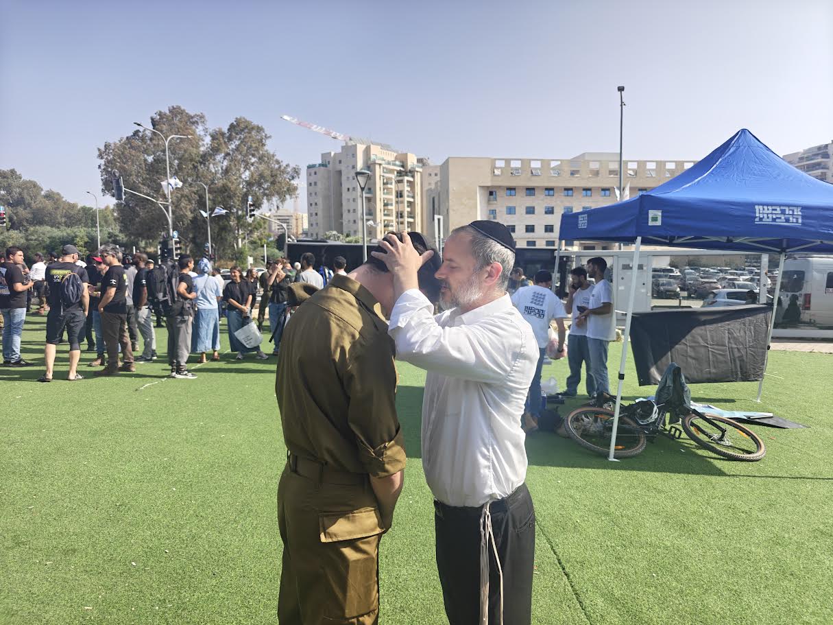 Haredi father blesses Haredi IDF recruit
