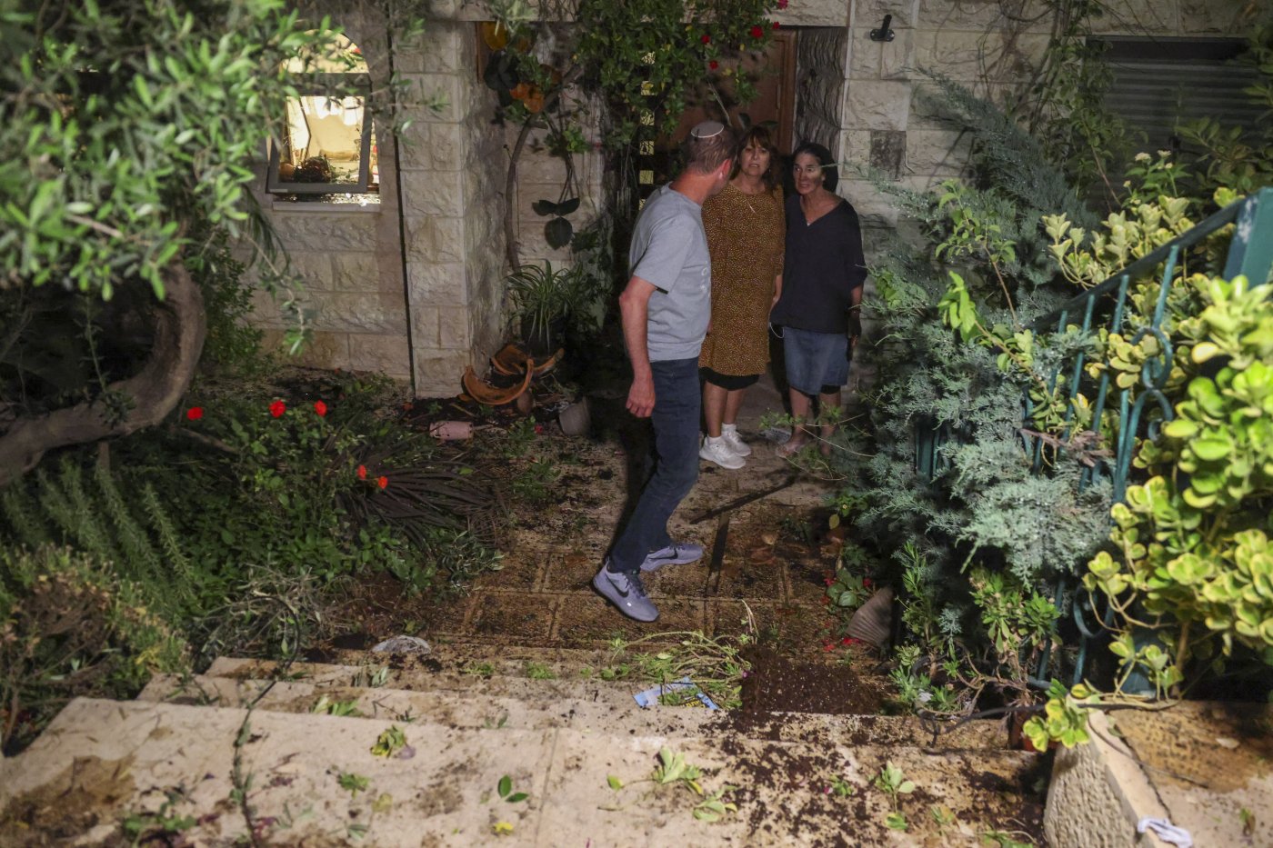 rioters raid the private home of Supreme Court Deputy President Noam Sohlberg.