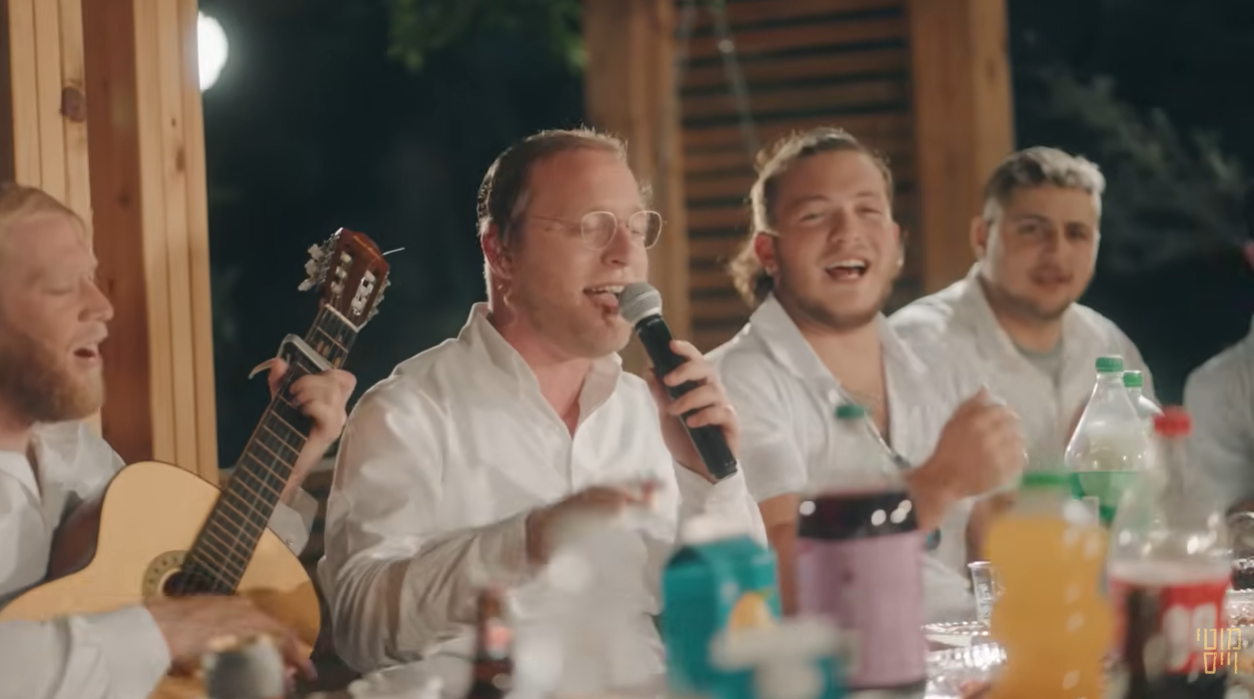 Motty Weiss singing in the new clip.