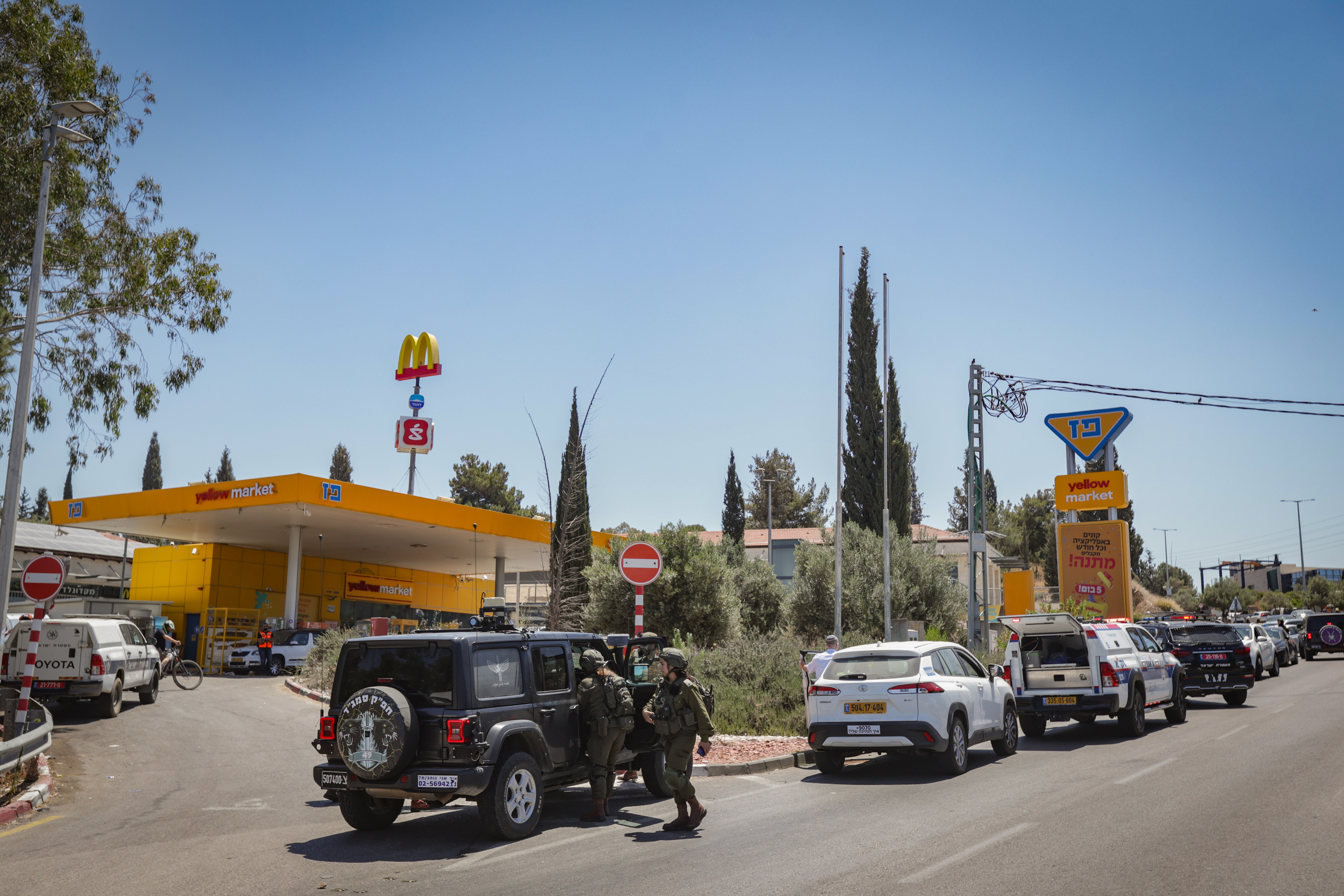 Shooting terror attack at entrance to kochav Yair