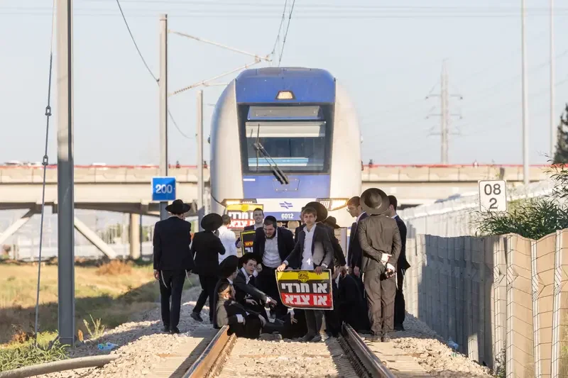 Peleg protesters block Ganot train