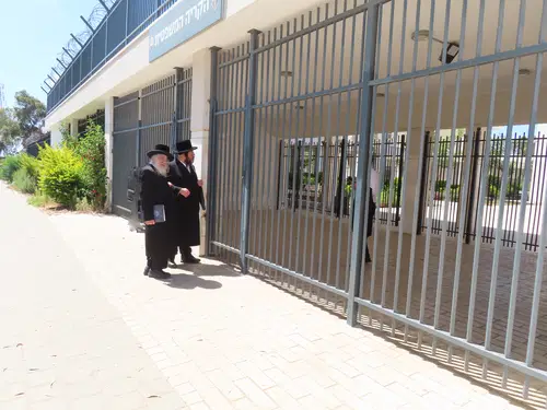 Hasidic Rebbe Makes Rare Prison Visit to Grandson Jailed for Draft Refusal — and Blesses Other Detained Yeshiva Students