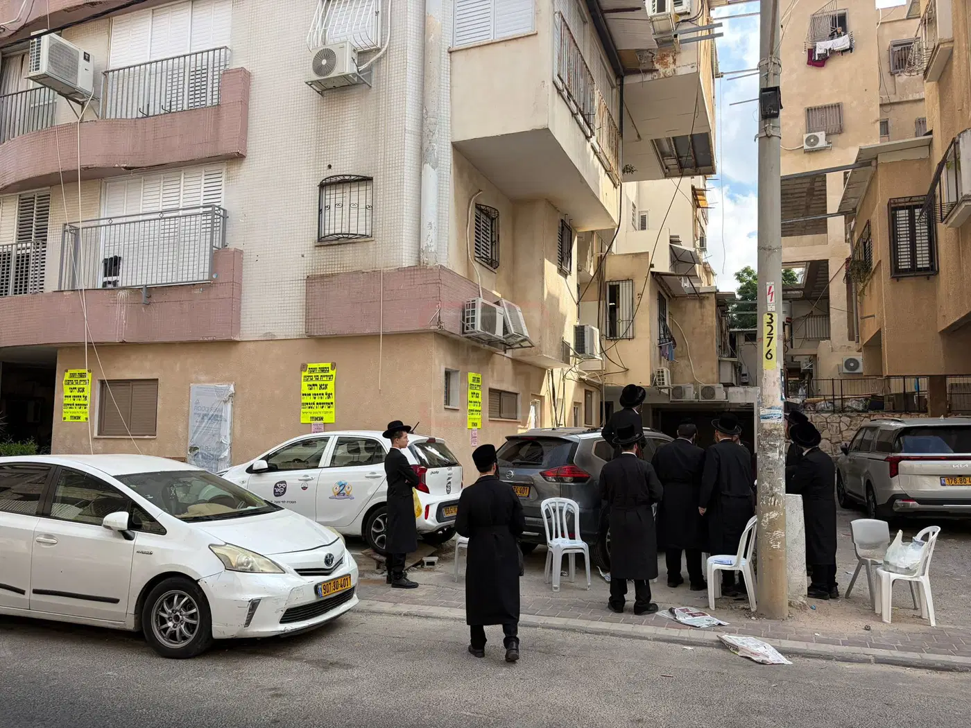  Bnei Brak residents physically block municipal inspectors from demolishing unlicensed apartment 