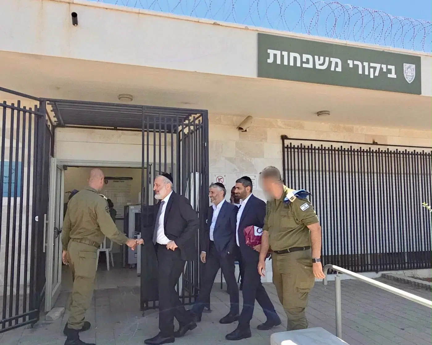 Deri visits draft dodgers in military jail