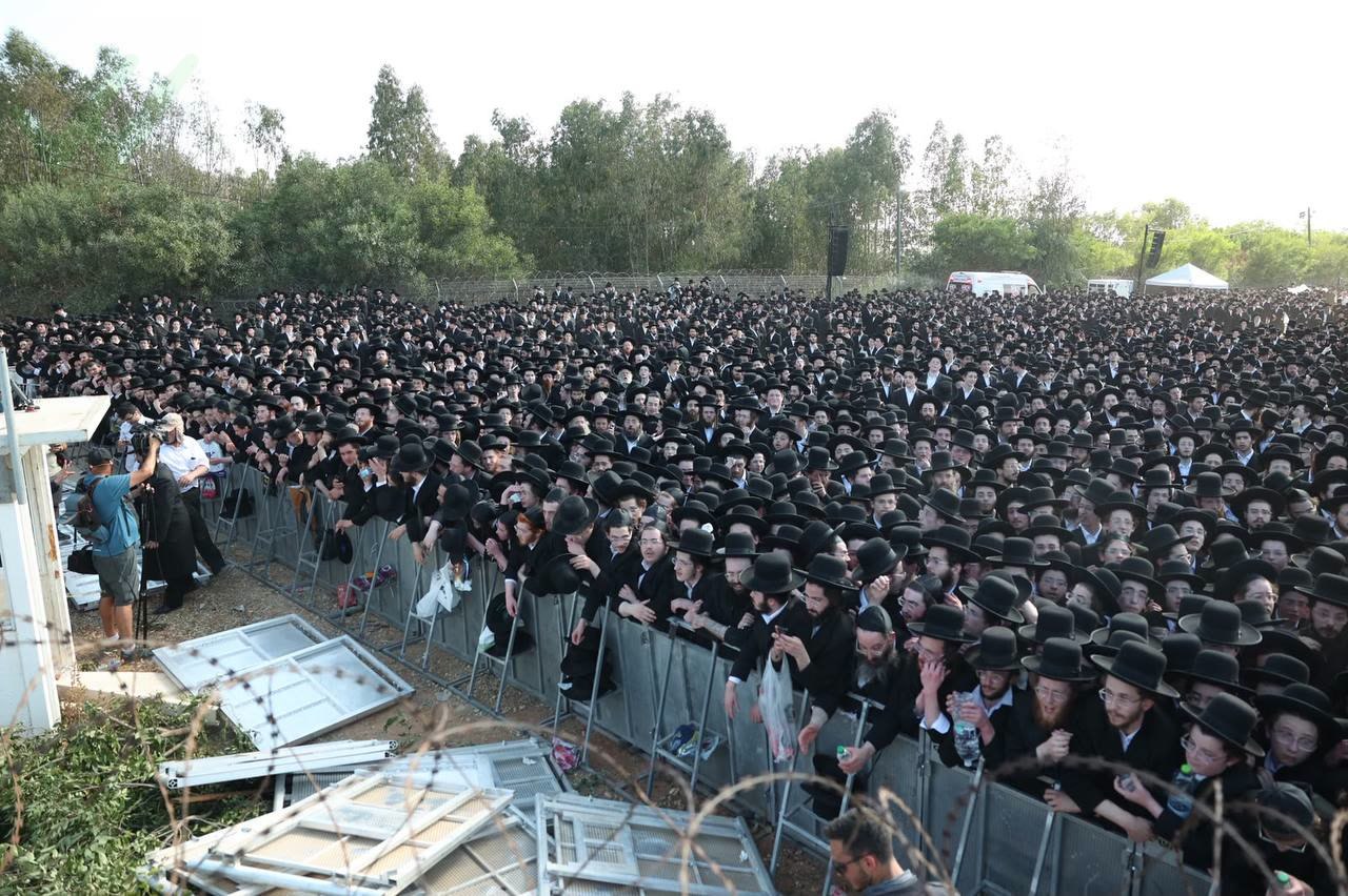 Gerrer hasidim attend anti-draft protest outside Jail 10 (military prison)